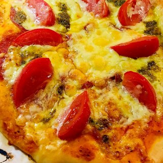 トマトとサラミのバジルピザ